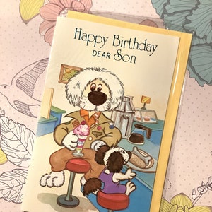 Cartão RARO Vintage/Retro 1980 ‘Feliz Aniversário, Querido Filho’ com Cães ADORÁVEIS em um Design de Café/Sorveteria! Cartão Filho Loving Retro/Kitsch