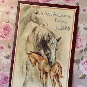 FABULOSO Original Vintage/Retro Circa 1970 'Feliz Aniversário Querido Marido' Cartão Cavalo Design Cavalo/Nostalgia Amante Marido - Verso Doce
