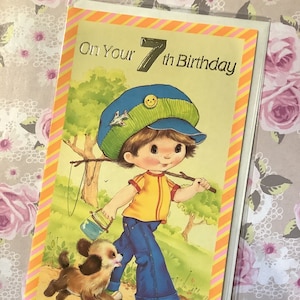 Raro biglietto vintage/retrò degli anni '70 'Per il tuo 7° compleanno' - Simpatico design per ragazzo e cane in stile Holly Hobbie - Un biglietto da conservare - Biglietto nostalgico