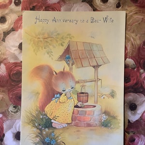 Cartão RARO grande e verdadeiro vintage/retro por volta dos anos 1970 'Feliz aniversário para uma querida esposa' com design ADORÁVEL de esquilo vestido e mouse - Verso doce