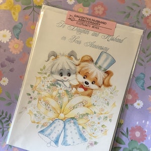 Preciosa tarjeta vintage rara de la década de 1970 con el mensaje "Para tu hija y tu esposo en su aniversario". Linda pareja de gatos y perros con diseño floral y campanillas. Retro.