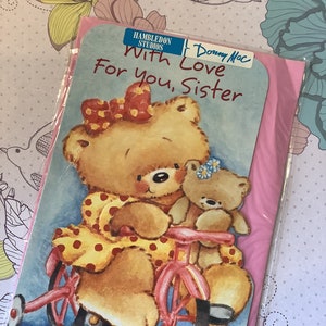 Carte d'anniversaire Donny Mac inutilisée « With Love For You, Sister » des années 1990 avec un ours mignon sur un vélo et un couplet - amoureux des ours