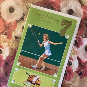 Cartão RARE Vintage/Retro Circa 1970 'Feliz Aniversário Agora Você Tem 7' - Design de Jogador de Tênis - Cartão de Fã de Tênis - Verso Doce - Impresso na Inglaterra