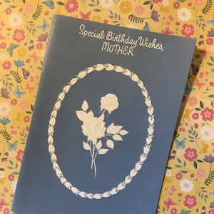 Superbe carte vintage rare des années 1960 « Souhaits d'anniversaire spéciaux, mère » « Wedgewood Blue » avec motif floral - vers doux et sentimental