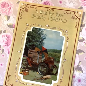 RARO E FABULOSO Cartão fotográfico vintage de plástico com frente retrô 'Carro clássico' dos anos 1970 'Um desejo para seu marido de aniversário' - Verso sentimental dentro