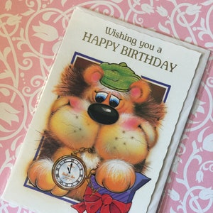 Cartão RARO Vintage/Retro por volta de 1970 'Desejando a você um feliz aniversário' - Leão fofo com design de relógio de bolso - Cartão de amigo amoroso vintage/retro