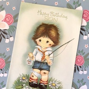 Cartão raro de feliz aniversário, filho, vintage, da década de 1970 - design retrô kitsch fofo de um estudante desleixado pescando - filho amante da pesca