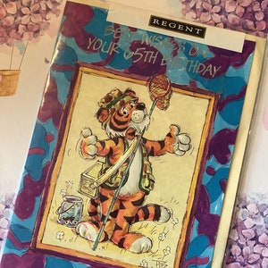RARE carte vintage/rétro vers les années 1990 « Meilleurs voeux pour votre 65e anniversaire » - Tigre mignon « Pêcheur » Design par Pip - Carte d'anniversaire d'amoureux de la pêche