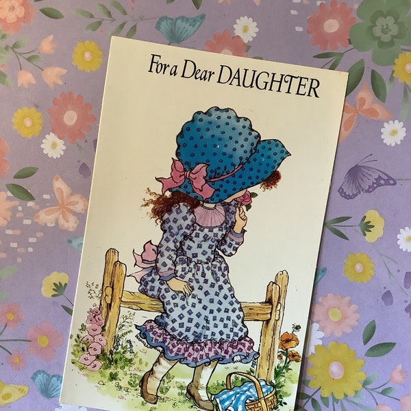 RARE Vintage Circa 1970s 'Para una querida hija' Tarjeta - Linda pequeña 'Holly Hobbie' Estilo Chica Diseño Vintage Loving Daughter Card Sweet Verse