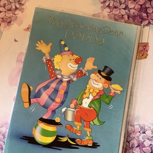 FABULOSO Vintage/Retro Circa 1980 'Feliz Aniversário, Querido Papai' Cartão de Aniversário - Design de Palhaços Fofos - Verso Doce - Cartão Vintage Loving Daddy