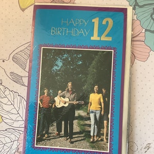 ZELDZAME vintage/retro circa 1970 'Happy Birthday 12' Super Retro muziekthema fotokaart - nostalgische kaart Film Prop Card - kaart muziekliefhebber