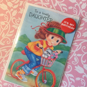 RARE carte d'anniversaire « À une jolie fille » vintage/rétro des années 1980 avec badge C'est mon anniversaire ! Jolie fille à vélo avec son chat