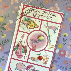 Cartão RARE Vintage/Retro Circa 1980 'Feliz Aniversário 9 Anos' - Bonito Cartão de Design com Tema Esportivo 'Girly' - Doce Verso -Cartão Nostálgico dos anos 80