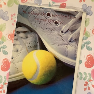 RARE carte photo rétro des années 1980, « À un cher beau-frère le jour de votre anniversaire », représentant une balle de tennis et des chaussures de tennis rétro - Carte de fan de tennis/rétro