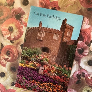 FAVOLOSO raro vintage degli anni '70 circa "Per il tuo compleanno..." Biglietto fotografico retrò con uno Splendido stile castello per casa e giardino - Biglietto divertente e nostalgico