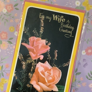 BONITO vintage por volta de 1970 'Para minha esposa, uma saudação de aniversário' Grande cartão com foto floral retrô bonito - Cartão com verso doce - Um cartão para guardar