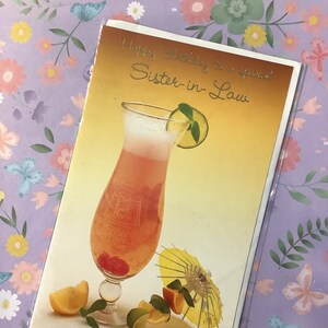 Raro original por volta de 1980 vintage não escrito 'feliz aniversário para uma cunhada especial' kitsch 'coquetel' cartão com foto de aniversário - amante retrô
