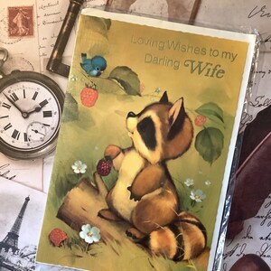 RARE Vintage/Retro Circa 1970s 'Loving Wishes to my Darling Wife' Cartão com design de guaxinim fofo - Cartão Kitsch - Cartão nostálgico - Cartão com verso doce