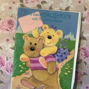 RARE Vintage/Retro Circa 1980s 'Para uma querida filha com desejos de aniversário' Cartão de Kingsley - Design fofo de ursinho de pelúcia - Verso doce - Fã de urso