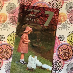 EXTREMAMENTE Raro Vintage por volta de 1970 'Um desejo de aniversário, é divertido ser 7' Cartão fotográfico retrô 'Girl Feeding Ducks' - Cartão nostálgico - SEM ENVELOPE