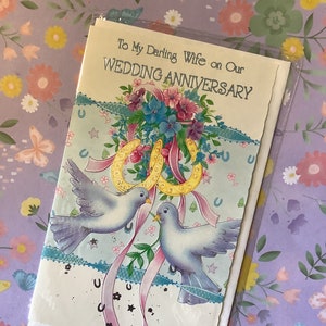 Cartão vintage raro, por volta de 1980, 'Para minha querida esposa em nosso aniversário de casamento' - Lindas pombas brancas e design floral - Verso doce - Amante retrô
