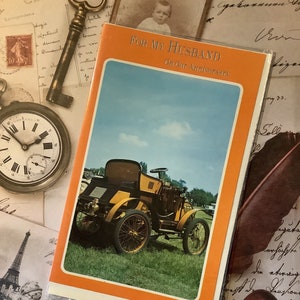 Cartão fotográfico retrô EXTREMAMENTE RARO vintage por volta dos anos 1960 'Para meu marido em nosso aniversário' apresentando um verso doce de carro clássico - marido fã de carro