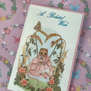 FABULOSO e raro cartão de aniversário vintage de 1980 "Um desejo tardio" ADORÁVEL Rato lindamente vestido, borboleta, joaninha e design floral - Nostalgia