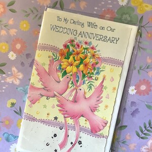 Cartão vintage raro, por volta de 1980, 'Para minha querida esposa em nosso aniversário de casamento' - Lindas pombas rosa e design floral - Verso doce - Amante retrô