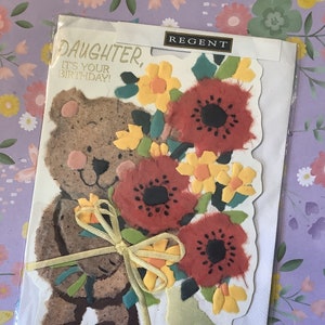 Vintage/Retro por volta de 1990 'Filha, é seu aniversário!' Cartão com ursinho de pelúcia ADORÁVEL e design floral - Cartão de filha amorosa de ursinho de pelúcia