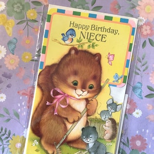 Cartão raro vintage/retro dos anos 1970 "Feliz aniversário, sobrinha" com um esquilo adorável e amigos fazendo um projeto de jardinagem - Verso doce - Fofo