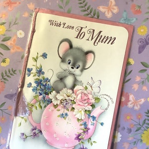 Tarjeta vintage rara de los años 80, "¡Con cariño para mamá!" - Diseño adorable de ratón, mariposa y tetera - Tarjeta vintage para mamá amante del té - Sweet Verse