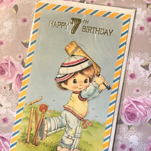 RARA carta vintage/retrò degli anni '70 'Happy 7th Birthday' - Design per ragazzo carino che gioca a cricket - Una carta da conservare - Carta nostalgica - Carta TV Prop