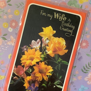 BONITO vintage por volta de 1970 'Para minha esposa, uma saudação de aniversário' Grande cartão com foto floral retrô bonito - Cartão com verso doce - Um cartão para guardar