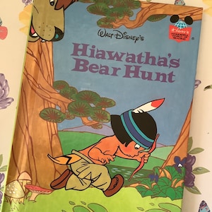 RARE Vintage 2000 &#39;Hiawatha&#39;s Bear Hunt&#39; Walt Disney&#39;s Wonderful World of Reading Hardback Book - 2000 Birthday Gift for a Hiawatha Lover