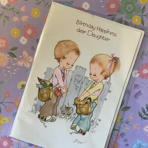 EXTREMAMENTE raro, não escrito, vintage, por volta de 1970, 'Birthday Happiness, querida Daughter' - Estilo super fofo, design de menino, menina e cachorro - Kitsch/Retro Fan