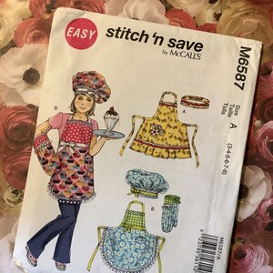 SÄLLSYNT Oklippt 2012 McCalls 'stitch 'n save' Symönster Nr M6587 för Barnförkläden, Mössa, Pannband och Vante i Åldrarna 3-4, 5-6 & 7-8 - Easy Sew