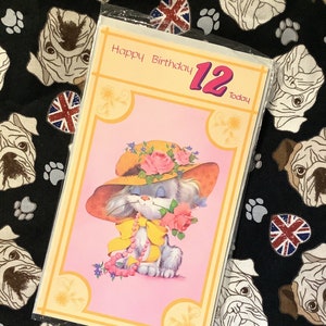 Cartão RARE Vintage 'Feliz Aniversário 12 Hoje' da década de 1970 com ADORÁVEL, retrô, cachorro usando chapéu, laço e design de rosas rosa -Nostálgico -Kitsch