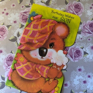 Cartão Vintage/Retro EXTREMAMENTE RARO, por volta de 1960, 'Desejos de aniversário, querido filho' - Design de urso fofo comendo sorvete - Cartão nostálgico - Verso doce