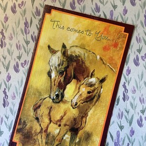 Biglietto ESTREMAMENTE raro vintage anni '70 non scritto "I migliori auguri" in bianco ADORABILE cavallo e design puledro Vintage/Retrò/Nostalgia/Amico amorevole del cavallo