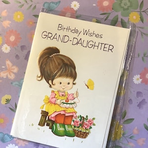 Cartão RARO vintage da década de 1970, 'Desejos de aniversário para neta' - Linda menina fazendo design de bordado - Cartão vintage para neta amorosa