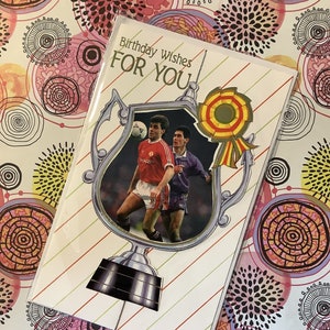 ZELDZAME vintage jaren 80 open retro verjaardagsfotokaart met een Manchester United via Everton Match - Mal Donaghy N.I - voetbalfan verjaardagskaart
