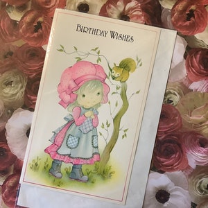 ZELDZAME Vintage Circa jaren 1970 'Verjaardagswensen' kaart met schattig 'Holly Hobbie' stijl meisje & eekhoorn ontwerp - mooie, nostalgische kaart - vervaagde kaart