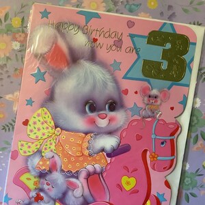 RARO Grande Vintage/Retro Circa 1970s ADORÁVEL Cartão 'Feliz Aniversário, agora você tem 3 anos' Design fofo e kitsch de coelhos e ratos - Cartão divertido - Adereço de filme