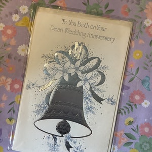 Raro biglietto vintage degli anni '70 "A voi entrambi per il vostro anniversario di matrimonio di perle" - Splendido design con campana in rilievo in argento - Versetto dolce - 30°