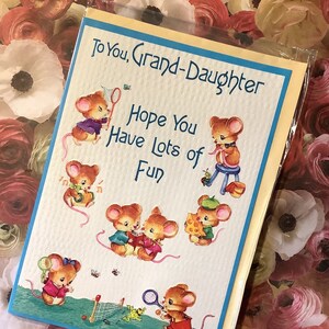 Cartão de aniversário raro vintage/retro da década de 1980 "Para você, neta, espero que você se divirta muito", com design de ratinhos fofos decorados por dentro e versos doces