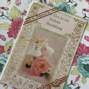 RARA cartolina vintage/retrò degli anni '70 inutilizzata 'With Love on our Silver Wedding' - Carta fotografica Pretty Pink Rose & Lacy Bells - Versetto sentimentale