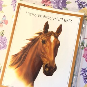 RARE vers les années 1970 Grande carte vintage 'Happy Birthday Father' avec un magnifique design de cheval - Père aimant les chevaux - Carte nostalgique - Sweet Verse