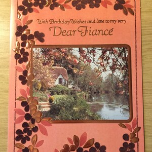 RARE vintage/Retro Circa 1970s 'Fiance' Birthday' Carte photo avec un chalet au bord d'une rivière avec une bordure florale ornée de fleurs en feutre