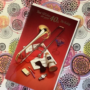 Cartão RARO Vintage/Retro Circa 1970 'Melhores Desejos no Seu 40º Aniversário' - Cartão Super Retro com Foto de Trombone, Coquetel e Charuto - Cartão Kitsch