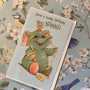 Cartão RARO Vintage/Retro Circa 1970 'Tenha um lindo aniversário, querida Nanna' Design fofo de elefante e rato - Cartão Nostalgia/Elefante Loving Nanna